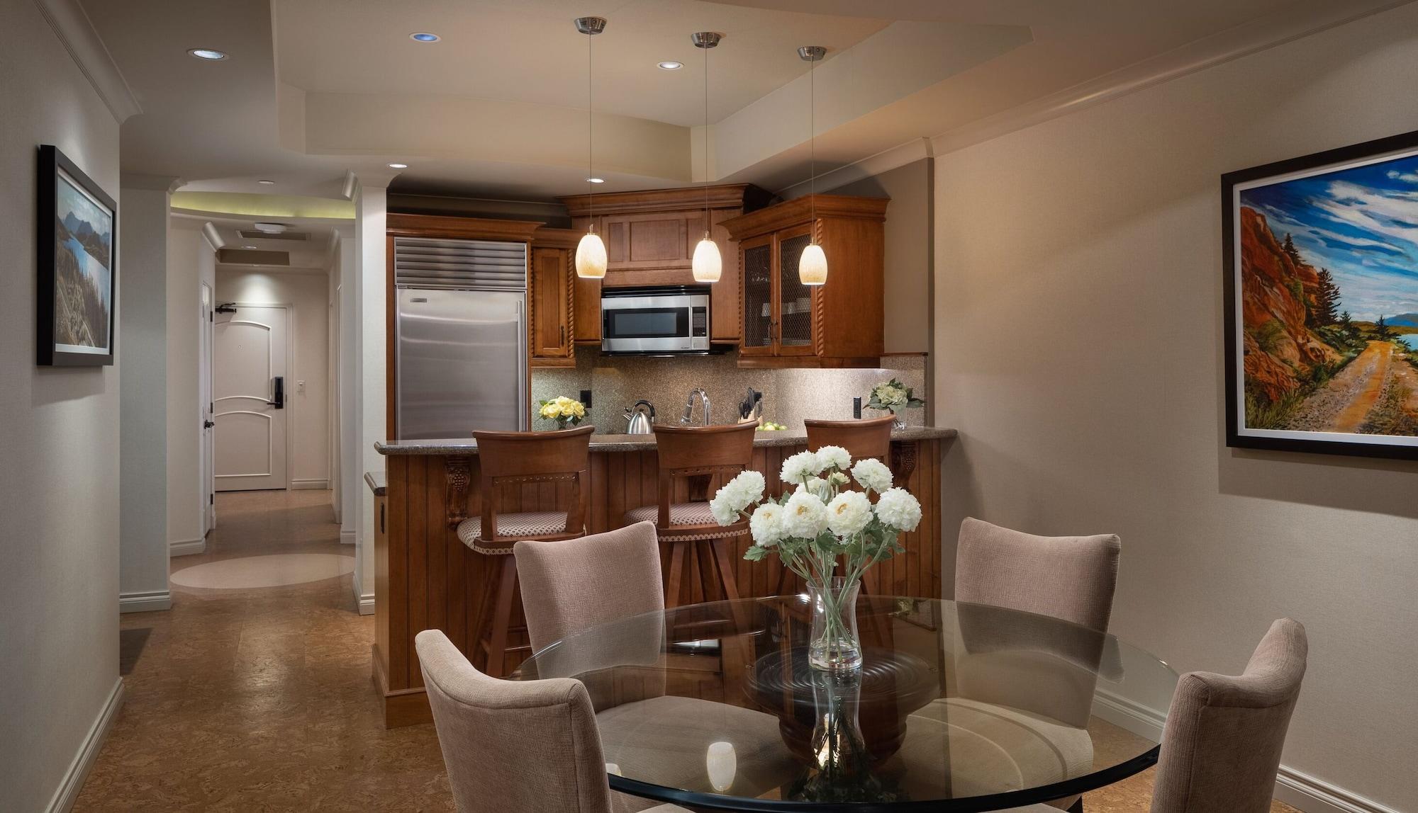 The Royal Kelowna - Bellstar Hotels & Resorts Экстерьер фото