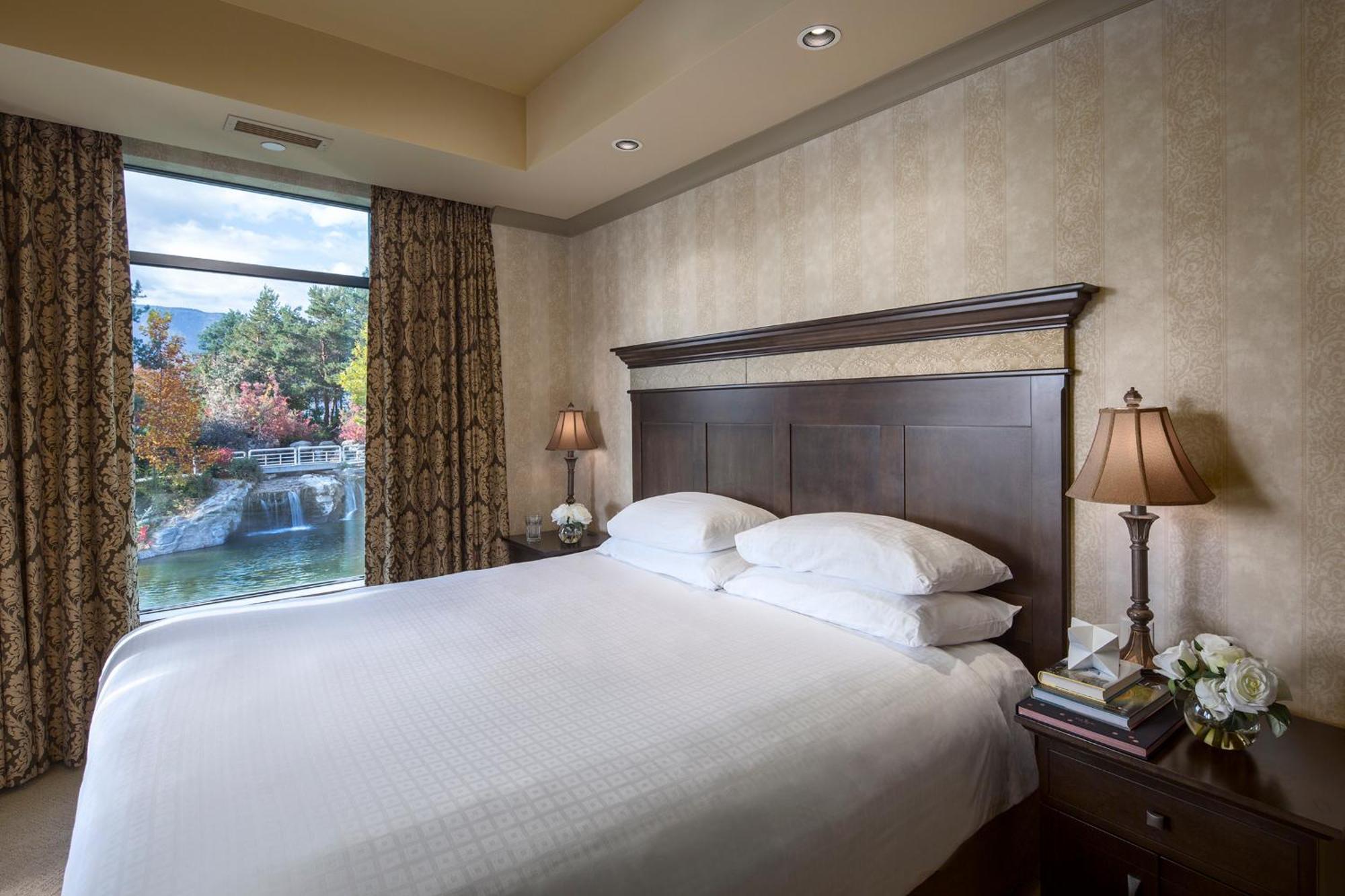 The Royal Kelowna - Bellstar Hotels & Resorts Экстерьер фото